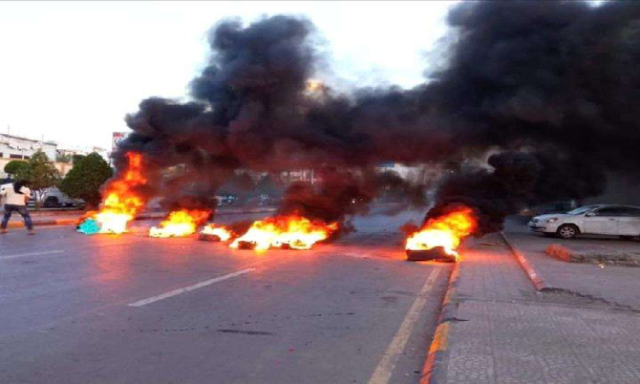 احتجاجات شعبية في عدن تنديدا بتردي الأوضاع وانعدام الكهرباء