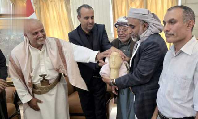 شاهد / قطعة اثرية ثمنية جدا يسلمها مواطن للدولة