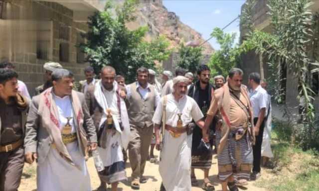 محافظ البيضاء يلتقي مشايخ ووجهاء عزلة حمره بمديرية الطفة