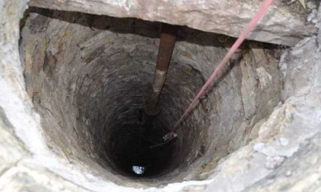 وفاة واصابة 7 أشخاص بحالة اختناق داخل بئر في جبل حبشي بتعز