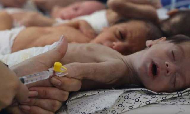 الإعلامي الحكومي:100,000 طفل في غزة يواجهون خطر الموت الجماعي