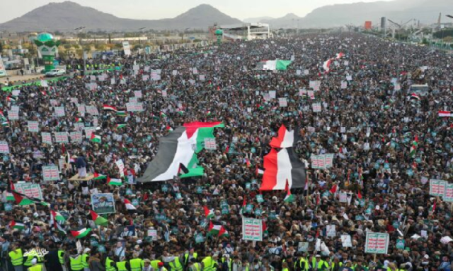 رغم الامطار الغزيرة سيول بشرية تدفقت الى ساحات نصرة غزة