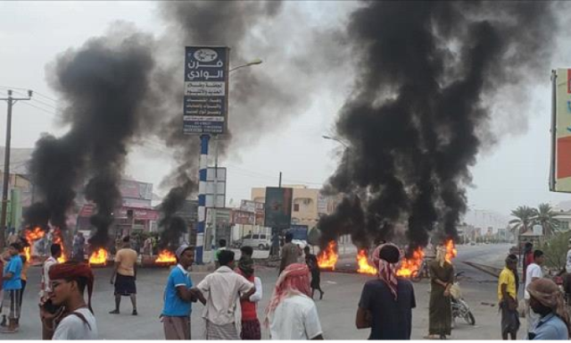 مصابين بمصادمات بين محتجين وعناصر مسلحة في تريم