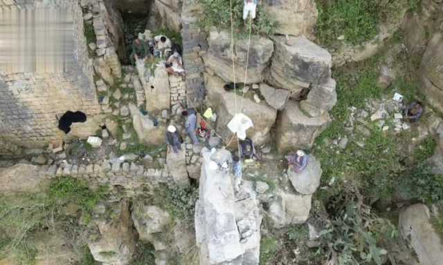 ازالة صخور من شاهق تهدد حياة الناس في المحويت