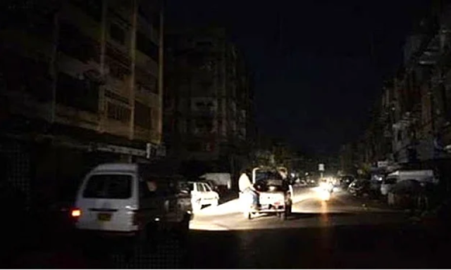 عدن غارقة في الظلام والمرتزقة ينهبون الايرادات