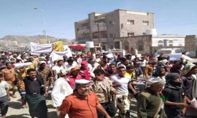 احتجاجات واسعة في أبين المحتلة تنديداً بتدهور الأوضاع المعيشية