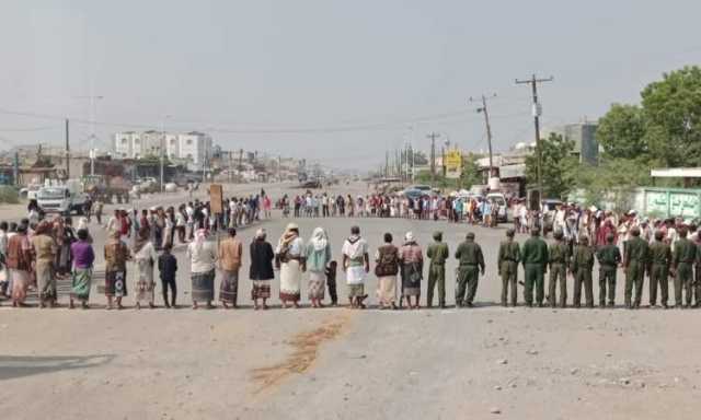 وقفة قبلية لأبناء المراوعة في الحديدة تأكيداً على النفير والجهوزية