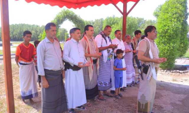 محافظ الحديدة يزور روضة الشهداء بمربع المدينة