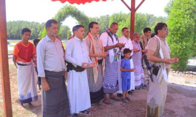 محافظ الحديدة يزور روضة الشهداء بمربع المدينة