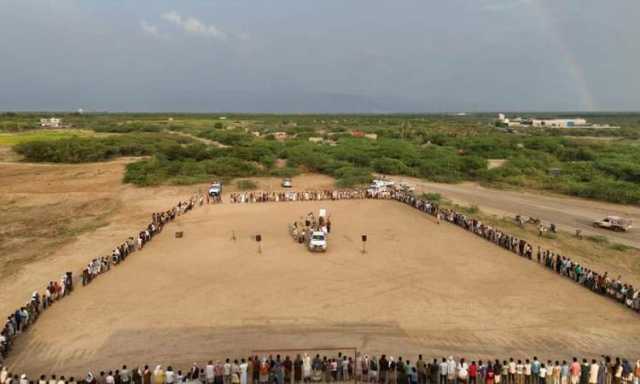 وقفة قبلية مسلحة لأبناء مديرية الضحي بالحديدة تأكيداً على الجاهزية