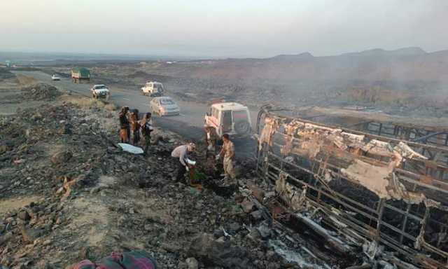 إحتراق باص نقل جماعي بمن فيه قادم من السعودية في أبين (صورة)