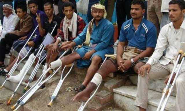 جرحى المرتزقة بتعز يغلقون مكاتب حيوية احتجاجاً على الإهمال والتجاهل