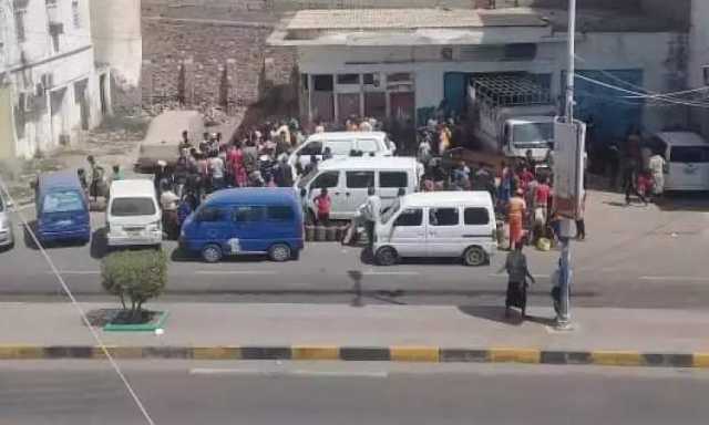 أزمة غاز خانقة تشلّ الحركة داخل عدن المحتلة