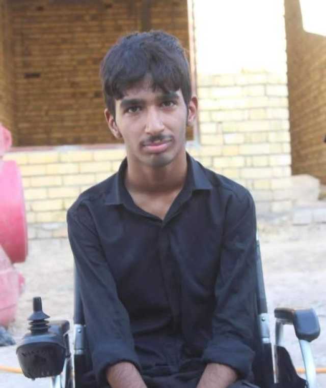 طالب عراقي مصاب بشلل رباعي ينجح من السادس بمعدل عالٍ