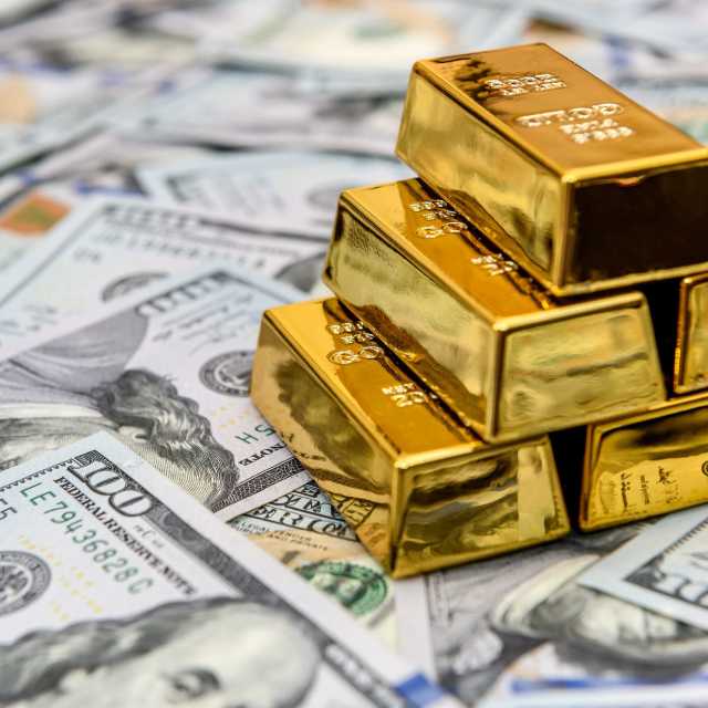 تحوّل تاريخي في علاقة الذهب بالدولار.. إلى أين تتجه الأسعار؟