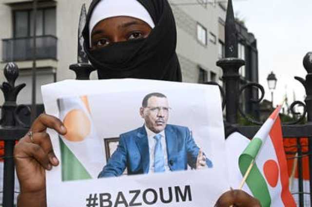 منزله تحول سجناً.. هكذا يعيش رئيس النيجر المعزول