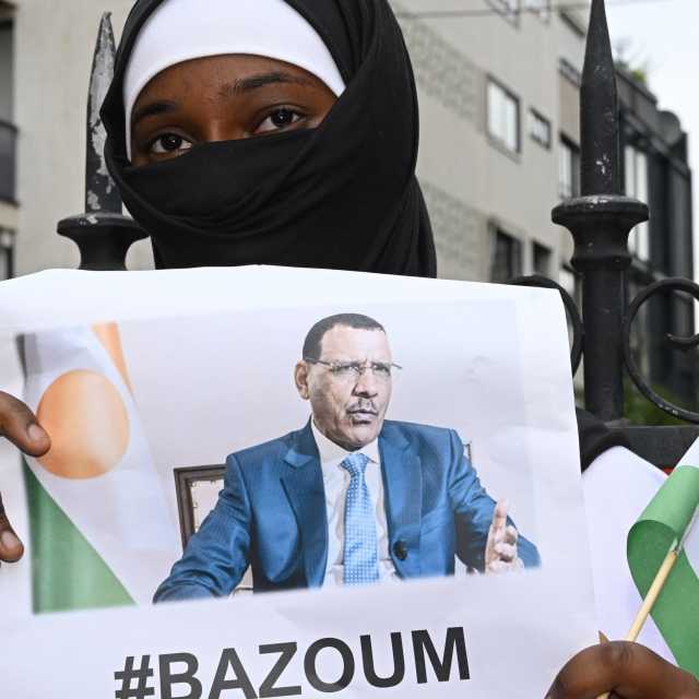 النيجر.. 1500 جندي فرنسي يعانون الحصار ونقص الغذاء