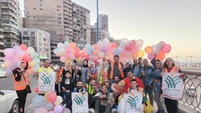 شباب التحالف الوطني يوزعون الفوانيس والبالونات على المارة في الإسكندرية