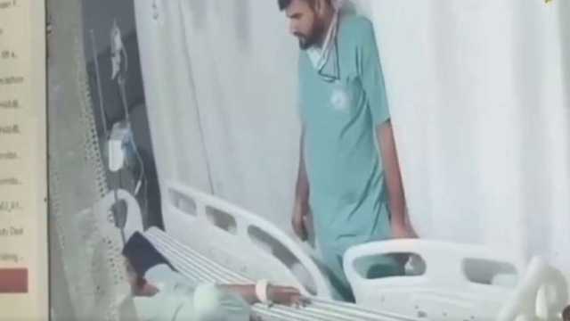 طبيب يعتدي على مريض «مقيد» بالسرير في الهند (فيديو)