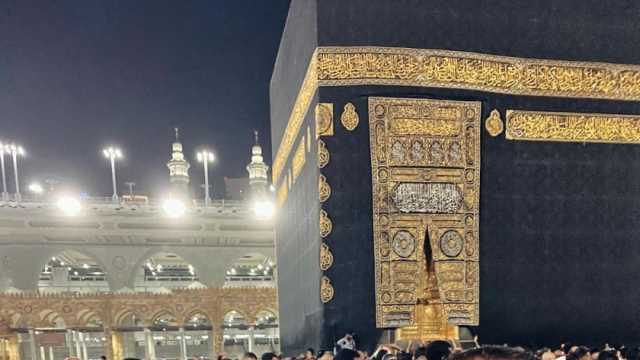 أحمد ثروت يؤدي مناسك العمرة بصحبة زوجته