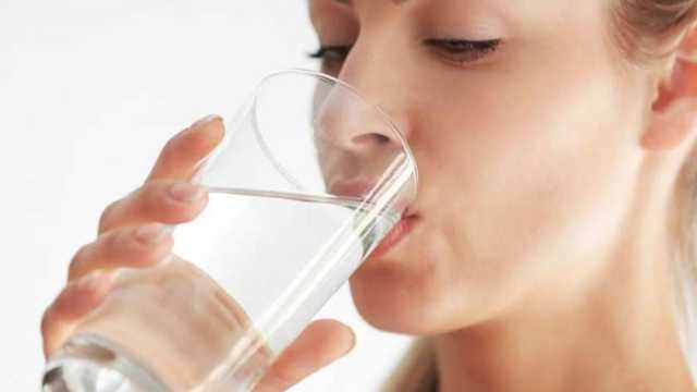 احذر شرب كميات كبيرة من المياه أثناء السحور.. حسام موافي يكشف مفاجأة