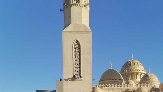 توافد السياح على مسجد الميناء في الغردقة.. صُمم على طراز المسجد النبوي