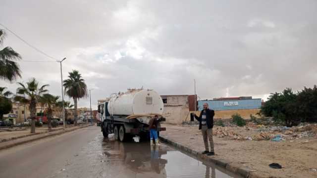 رئيس مرسى مطروح: الدفع بفرق الطوارئ لرفع تجمعات مياه الأمطار من الشوارع