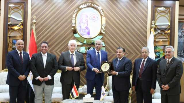 جامعة جنوب الوادي تهدي درع الجامعة لرئيس الاتحاد المصري لكرة القدم