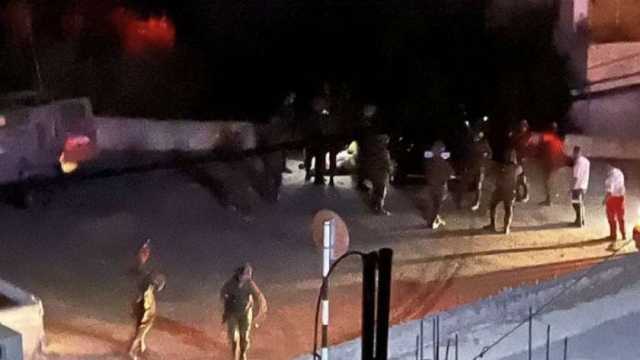مستوطنون يحرقون مركبة ويهاجمون منازل المواطنين في مادما جنوب نابلس