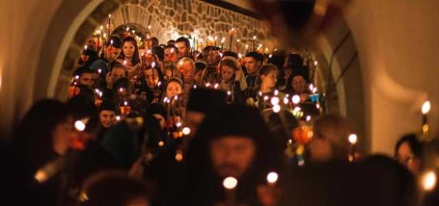 مسيحيو العالم يشهدون ظهور النور المقدس في القدس المحتلة.. بث مباشر