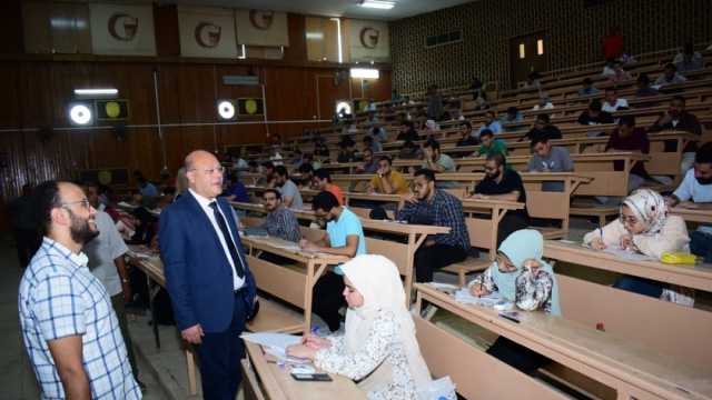 رئيس جامعة سوهاج يتابع أعمال امتحانات الفرقة السادسة بكلية الطب البشري