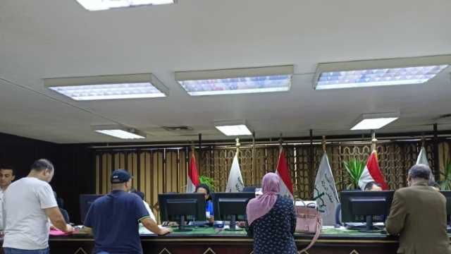 توافد خريجي جامعتي عين شمس وبنها على مجلس الدولة لسحب ملف الوظائف