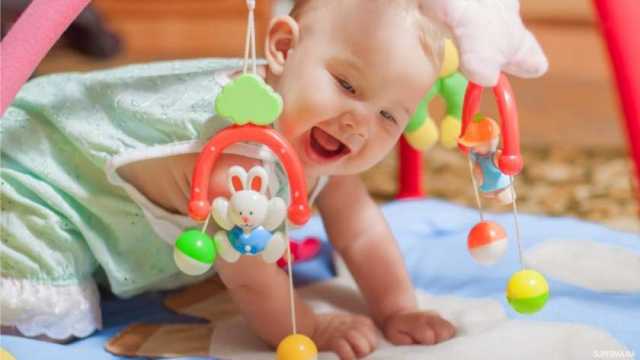 6 خطوات لتسلية طفلك الرضيع في أشهره الأولى.. تساعده على التفاعل والكلام