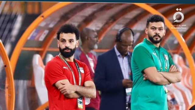 محمد صلاح يؤازر لاعبي منتخب مصر أمام كاب فيردي.. ابتسامات ودعوات ونصائح