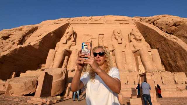 موقع Travel off Path يوضح أسباب زيادة أعداد السياح بمصر خلال عام 2023