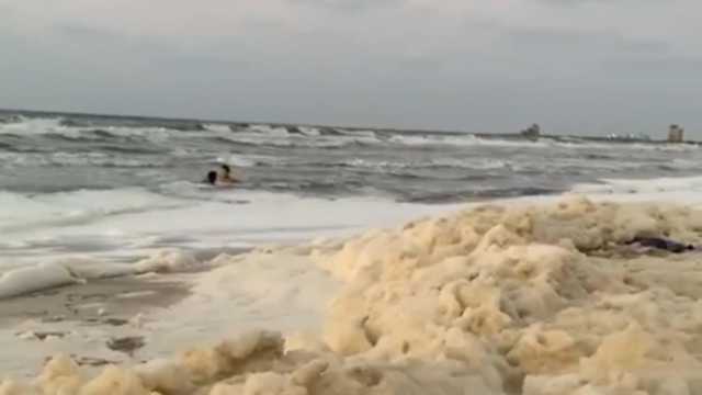 بعد ظهورها على شواطئ بورسعيد.. كل ما تريد معرفته عن ظاهرة زبد البحر