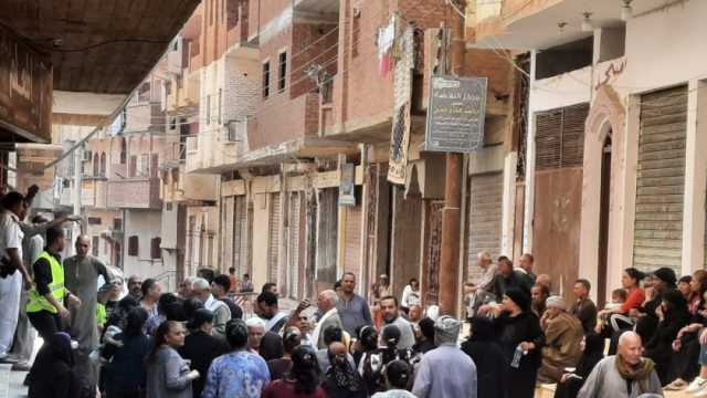 مواطنون من أمام الشهر العقاري بقنا: ندعم الرئيس السيسي لاهتمامه بالصعيد