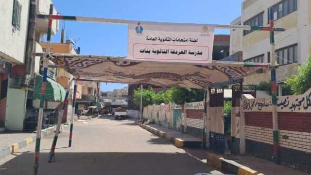 توافد طلاب الثانوية العامة على اللجان.. والتفتيش بالعصا الإلكترونية