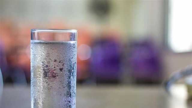 فرنسا تسحب عبوات مشروب شهير من الأسواق.. السبب صادم