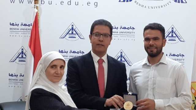 لاكتشافه ديناصور.. جامعة بنها تكرم عضو فريق مركز الحفريات بجامعة المنصورة
