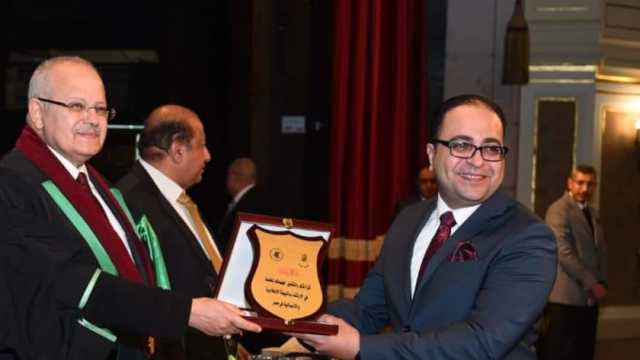 جامعة القاهرة تكرم شريف سعيد رئيس قطاع الإنتاج الوثائقي بالشركة المتحدة