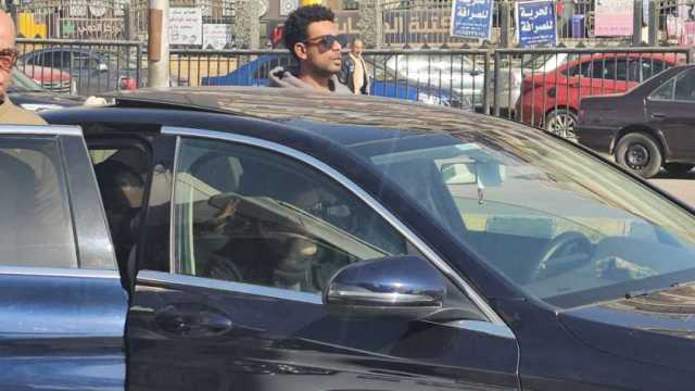 محمد منير يرافق جثمان شقيقته إلى مسجد الحصري لأداء صلاة الجنازة