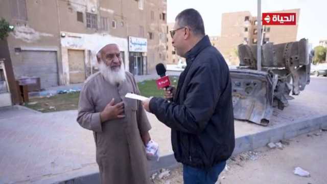 عمرو الليثي يهدي عجوزا 5 آلاف جنيه.. والأخير: «أنا سعيد إني قابلتك»