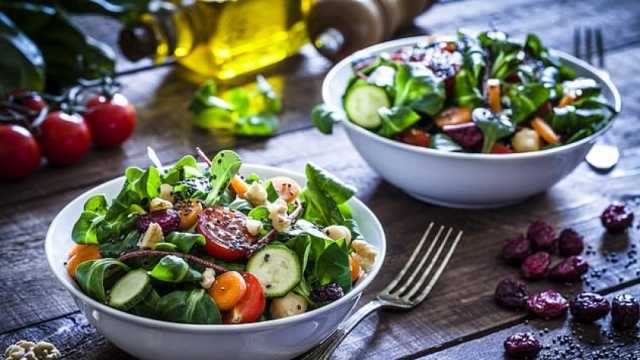 استشاري تغذية تحذر من الهوس بالأكل الصحي.. قد يؤدي إلى اضطراب نفسي