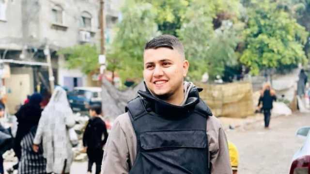 أمه تحمل جثمانه.. مشاهد مؤثرة من رحيل الصحفي الفلسطيني مصطفى ثريا