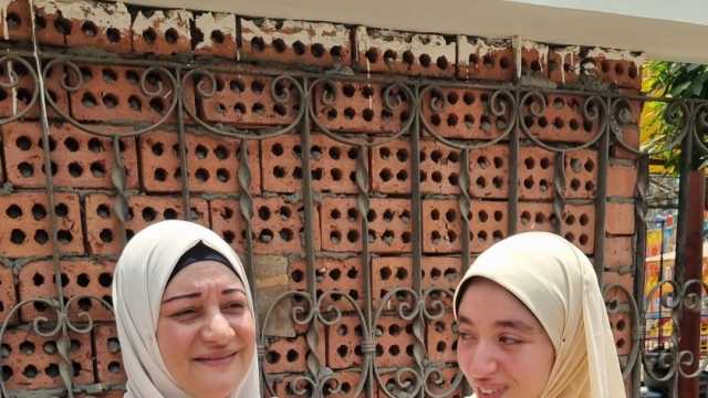 «عيد ميلادها».. أم تنتظر ابنتها أمام لجنة ثانوية عامة بورد وشيكولاتة (صور فيديو)