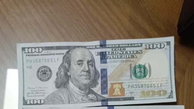 بالصور.. التحفظ على 72 ألف دولار مزورة بحوزة موظف في الغربية