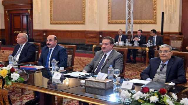 محافظ المنيا يناقش إقامة المعارض الرمضانية وضخ كميات كبيرة من السلع في الأسواق