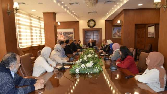 محافظ بورسعيد يستعرض مخطط التنمية السياحية لمنطقة مسار العائلة المقدسة