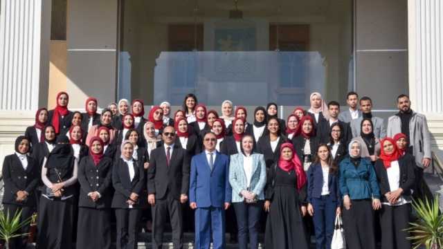 محافظ الإسكندرية يلتقي مجموعة من الناجحين في مسابقة الـ30 ألف معلم